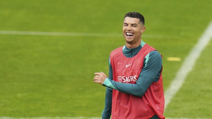 Viral Cristiano Ronaldo Rela Terobos Semak-semak demi Fans