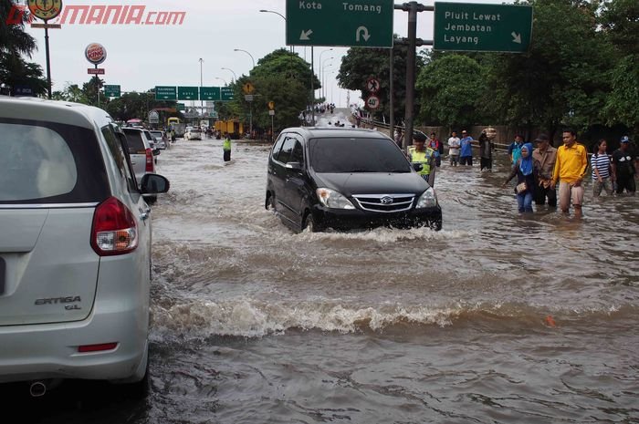 Jangan Nekat, Segini Batas Aman Mobil Matik Bisa Menerjang Banjir