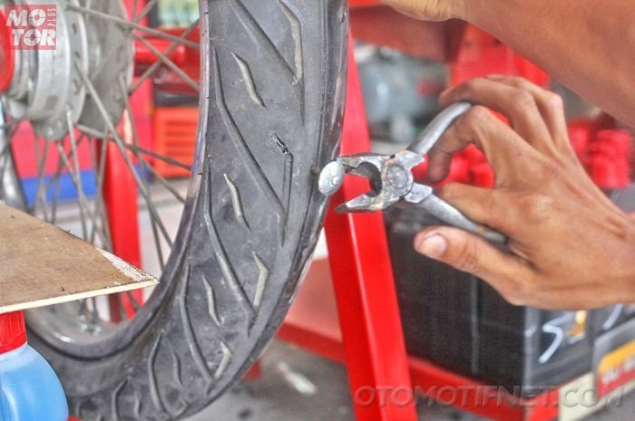 Begini Teknik Yang Benar saat Menambal Ban Tubeless, Ternyata Selaman Ini Salah.