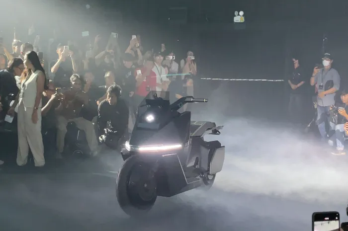 Omo X, Motor Listrik Masa Depan yang Bisa Jalan dan Mengisi Daya Sendiri Hadir di Indonesia