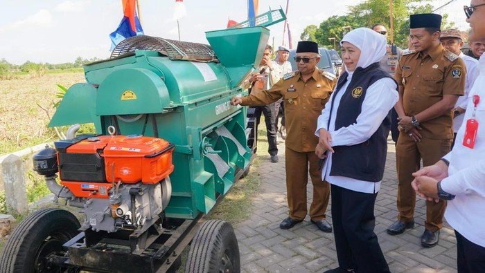 Khofifah Serahkan 39 Unit Alsintan ke Kelompok Tani di Blitar-Tulungagung